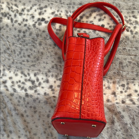 Elegant Red Crocodile-Embossed Handbag - Picture 4 of 14
